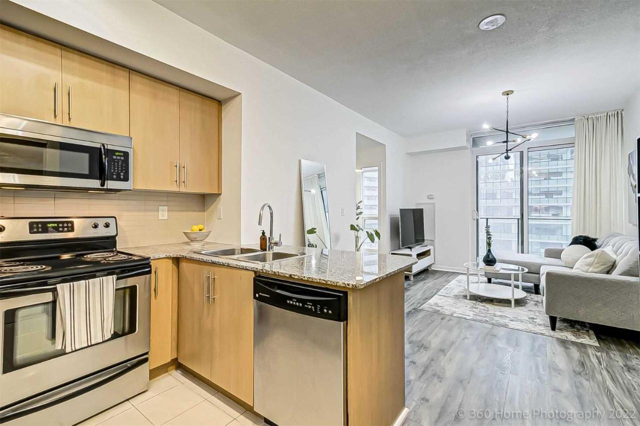 Prime Location - Stunning 2-Bdrm Condo Toronto Buitenkant foto