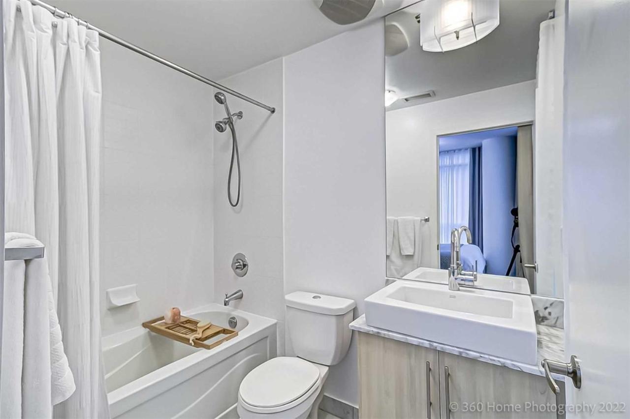Prime Location - Stunning 2-Bdrm Condo Toronto Buitenkant foto