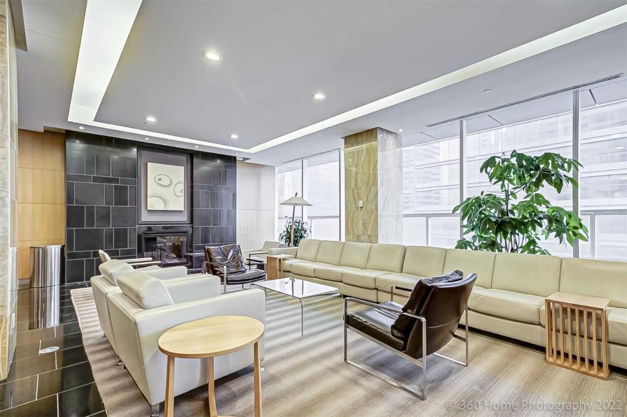 Prime Location - Stunning 2-Bdrm Condo Toronto Buitenkant foto